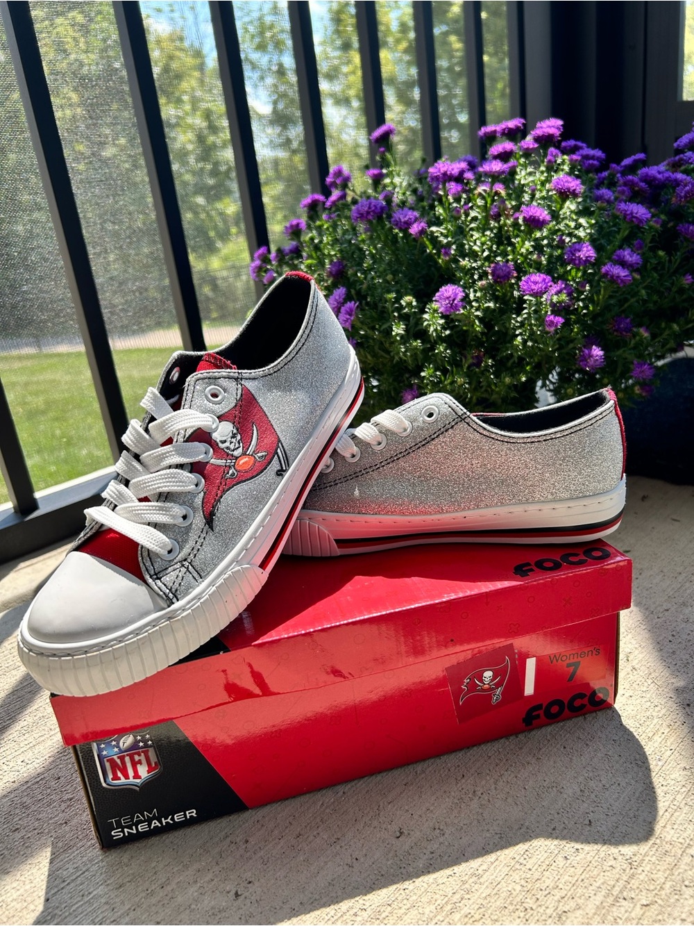 Tampa Buccaneer’s Women's Glitter  Low-Top Sneakers - Silver with Red Size 7 NIB